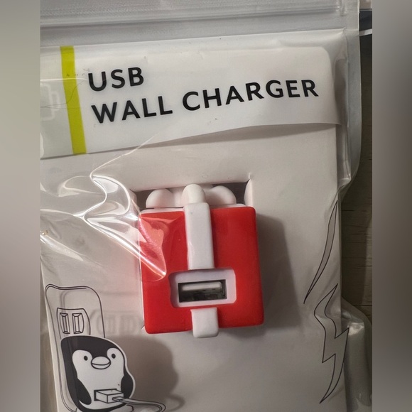 Target Bullseye Christmas USB Wall Chargers Cocoa Gift Gingerbread NWT - Picture 4 of 5